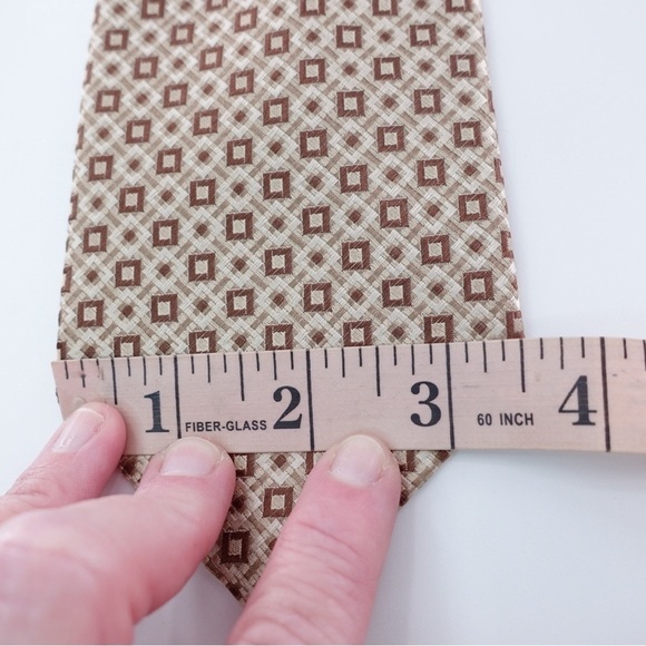 Kenneth Cole Reaction Mens 100% Silk Tie Necktie Geometric Tan Cream Neutral - Picture 6 of 7
